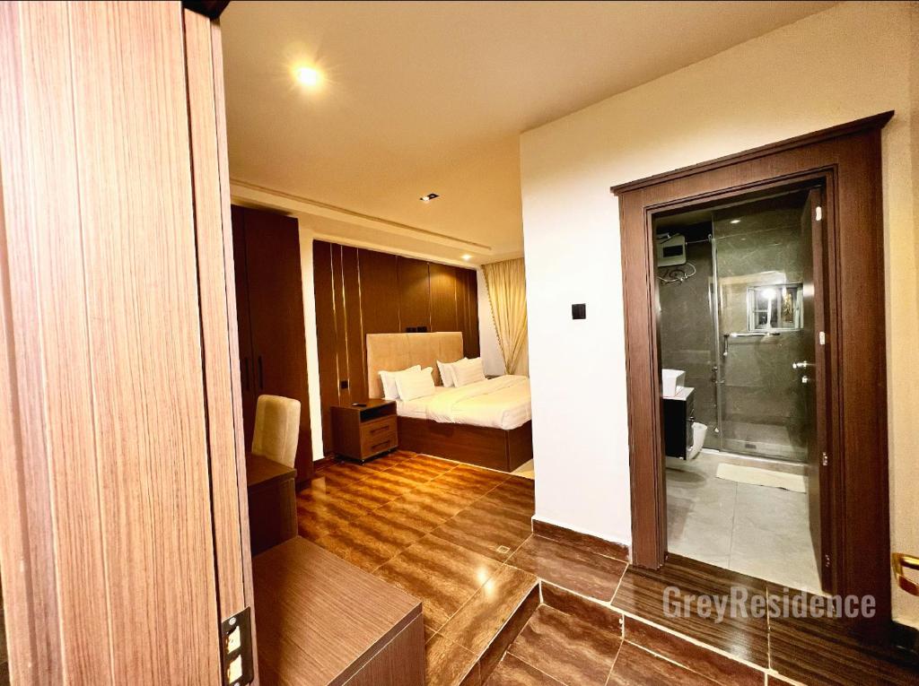 Postel nebo postele na pokoji v ubytování Grey Residence