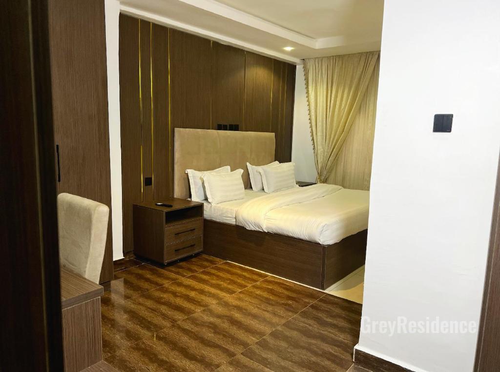 Postel nebo postele na pokoji v ubytování Grey Residence