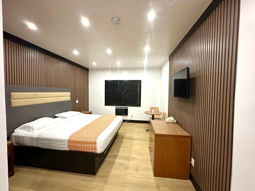 Casa Playa Inn & Suites Stanton Anaheim Area - Deluxe King Room