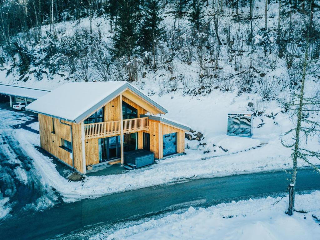 穆勞附近聖格奧爾根的住宿－Woody 17，雪中的一个小木屋,有一条河流