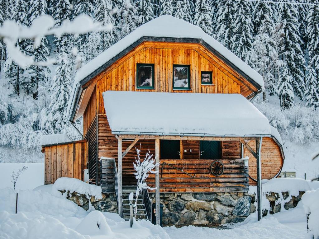 uma cabana de madeira na neve em Woody 13 em Sankt Lorenzen ob Murau
