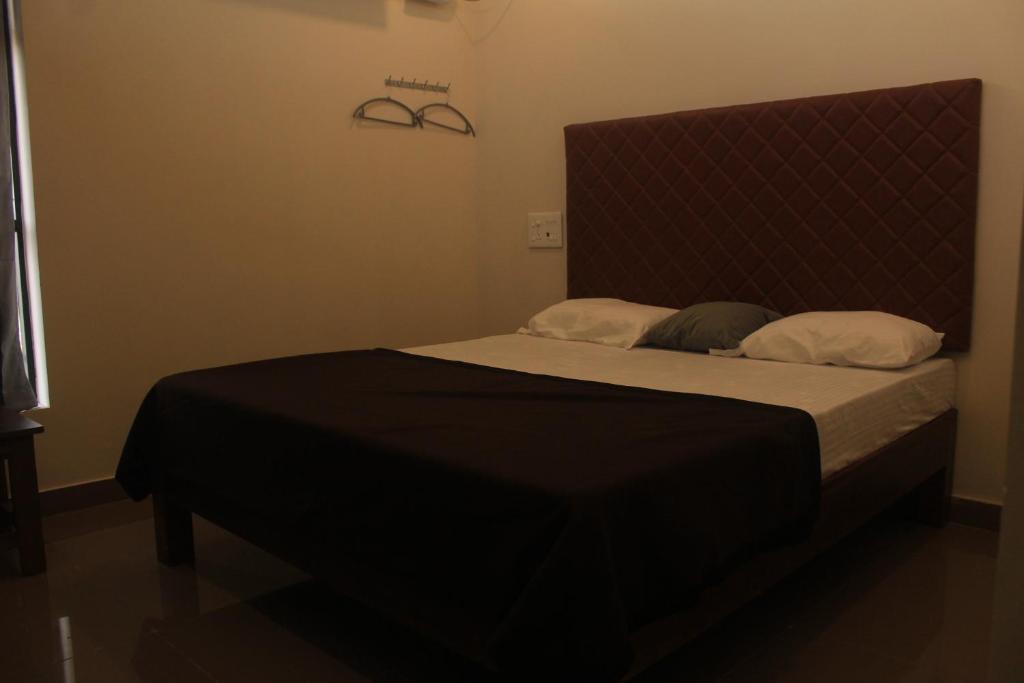 Postel nebo postele na pokoji v ubytování HOTEL COASTAL INN