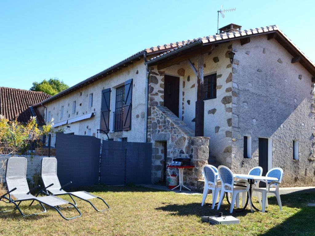 a group of chairs and a table in front of a house at Gîte Esse, 3 pièces, 5 personnes - FR-1-653-23 in Esse