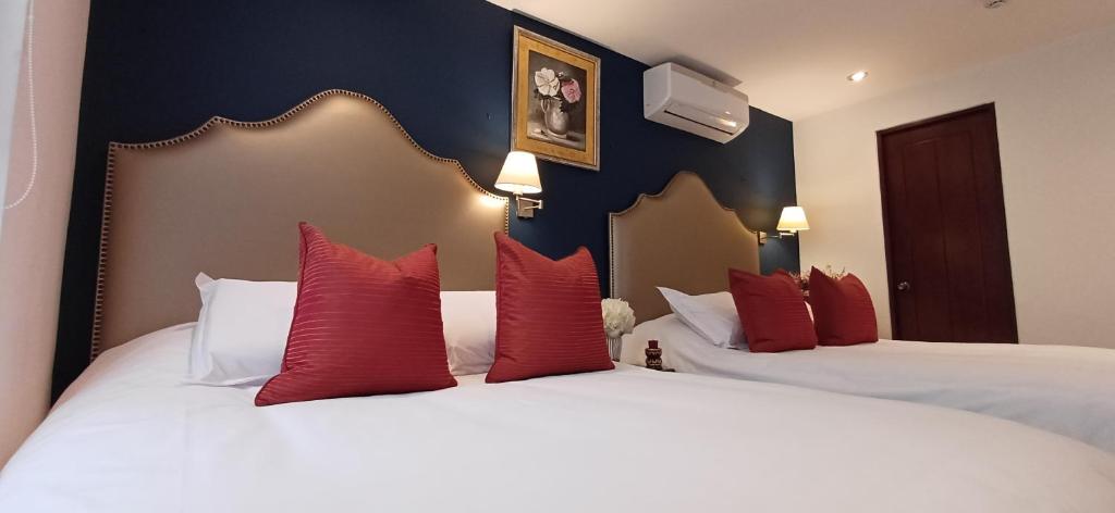 Postel nebo postele na pokoji v ubytování Ana Frank Boutique Hotel