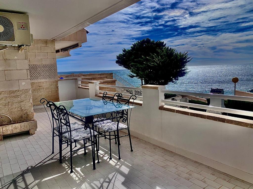 balcone con tavolo, sedie e vista sull'oceano di Increíbles vistas al Mar a Cabo de Palos