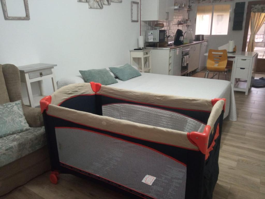 2 camas en una habitación con cocina en SAN ISIDRO en Migueláñez