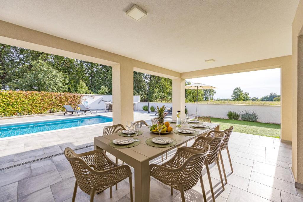 Bazén v ubytování SPECIAL OFFER! NEW LUXURY APARTMENT with pool, fitness, outdoor bar&grill nebo v jeho okolí