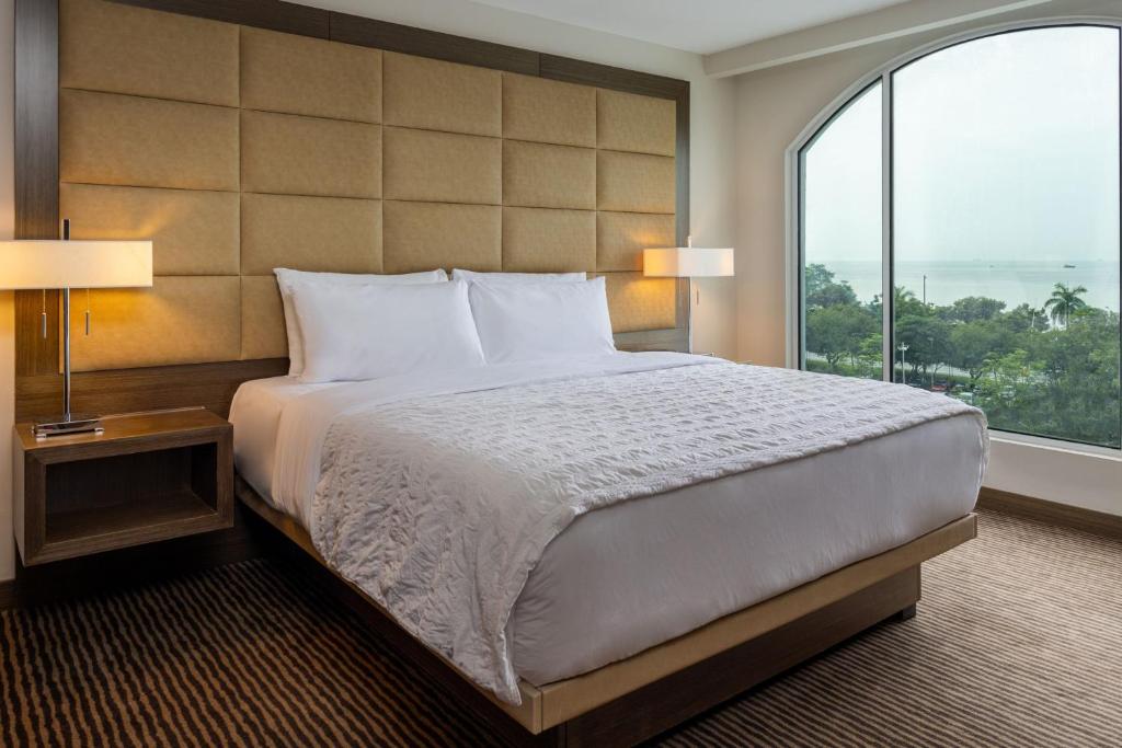 Postel nebo postele na pokoji v ubytování Le Meridien Panama