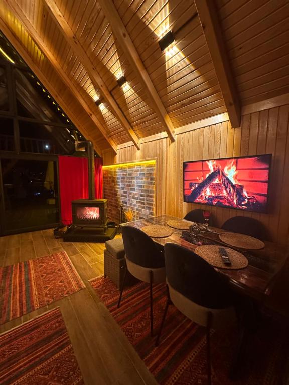 TV a/nebo společenská místnost v ubytování Aurora Suit Bungalov