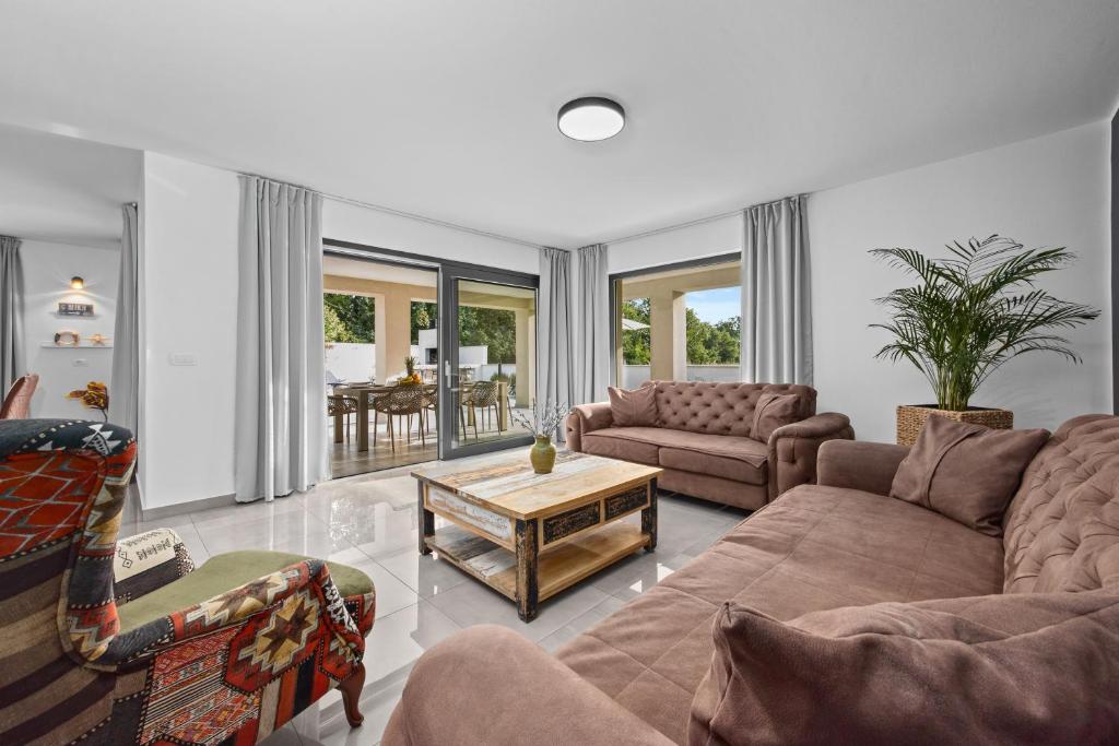 Posezení v ubytování SPECIAL OFFER! NEW LUXURY APARTMENT with pool, fitness, outdoor bar&grill