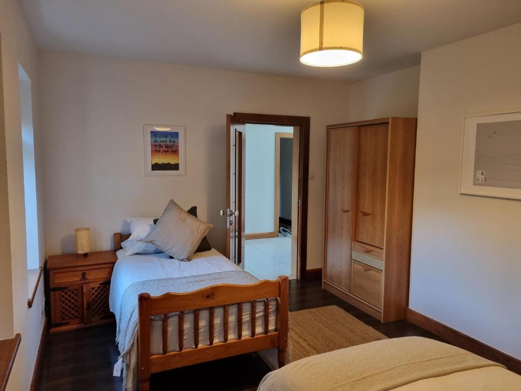 Tempat tidur dalam kamar di Rossmore House