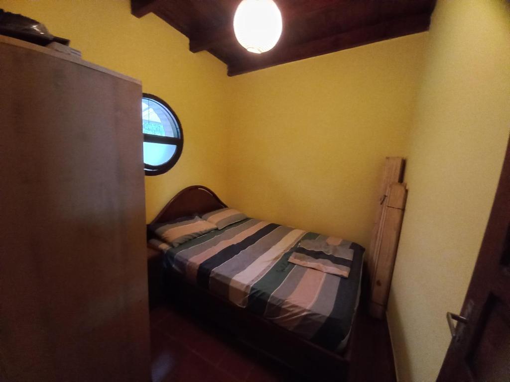 ein kleines Schlafzimmer mit einem Bett und einem Fenster in der Unterkunft Eldorado Discépolo in Eldorado