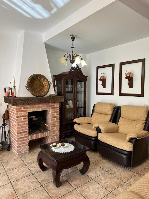 - un salon avec deux canapés et une cheminée dans l'établissement Casa Flores, à Montecorto