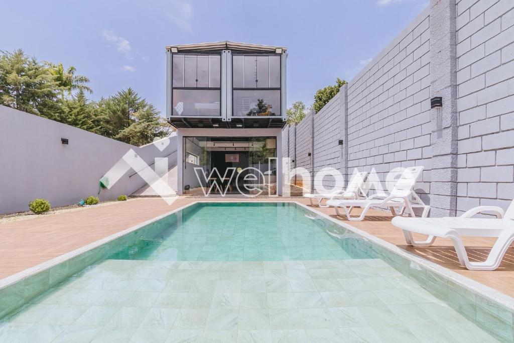 uma imagem de uma piscina numa casa em Charmosa casa container em Águas de Lindóia em Águas de Lindoia