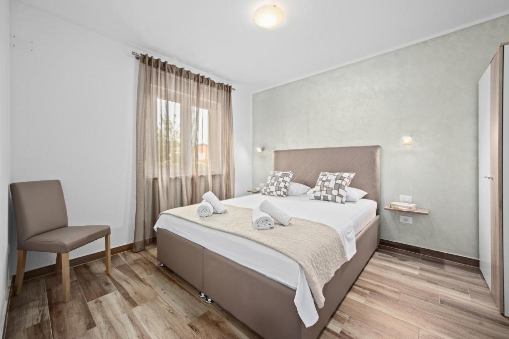 Postel nebo postele na pokoji v ubytování SPECIAL OFFER! NEW LUXURY APARTMENT with pool, fitness, outdoor bar&grill