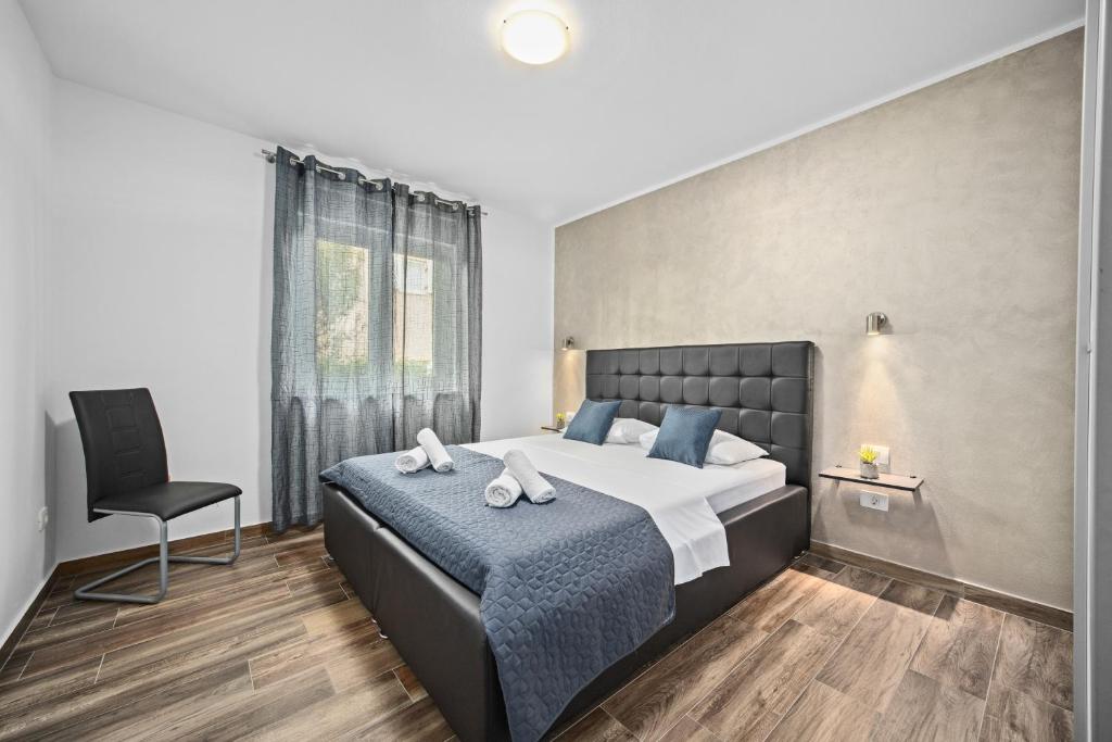 Postel nebo postele na pokoji v ubytování SPECIAL OFFER! NEW LUXURY APARTMENT with pool, fitness, outdoor bar&grill