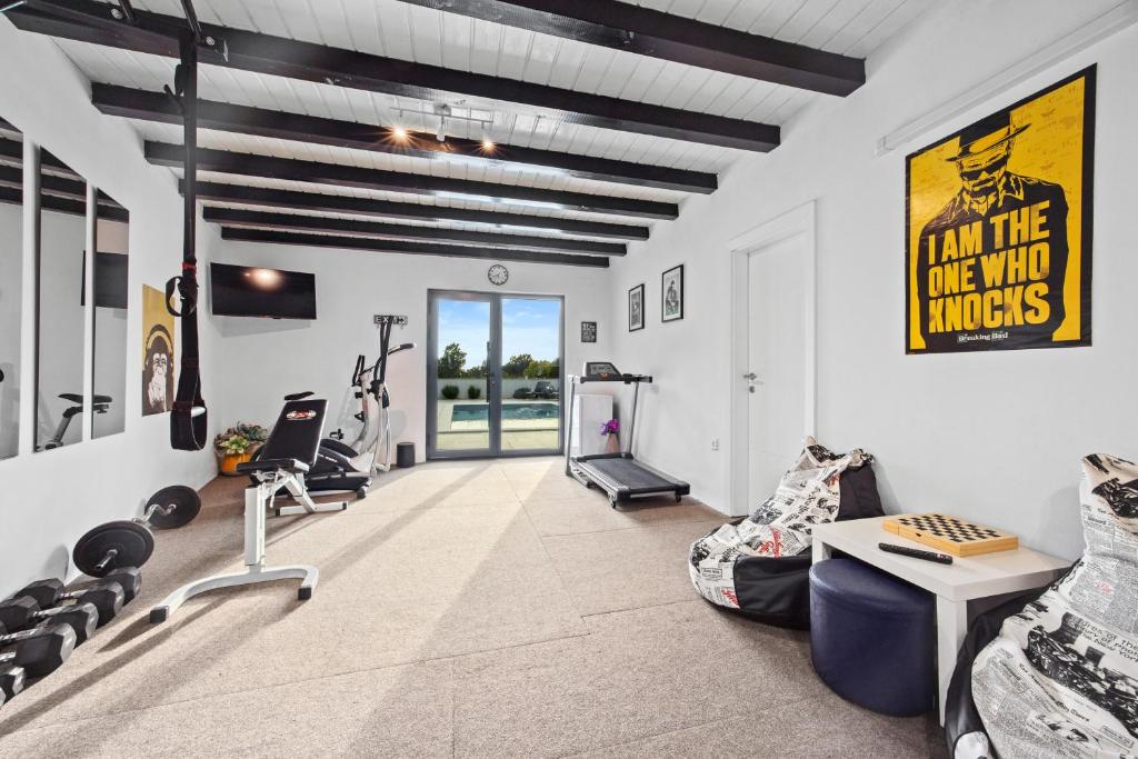 Fitness centrum a/nebo fitness zařízení v ubytování SPECIAL OFFER! NEW LUXURY APARTMENT with pool, fitness, outdoor bar&grill