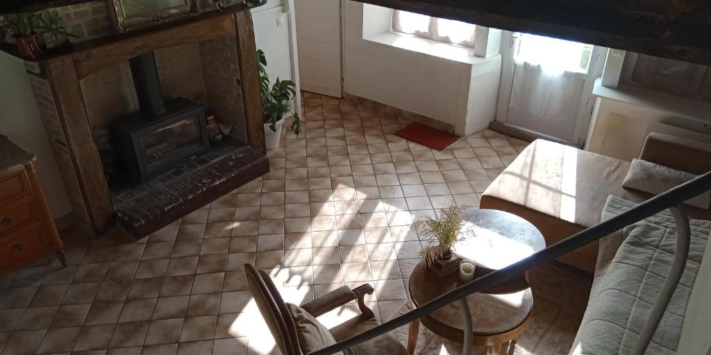 a living room with a table and a fireplace at Croix de la Liberté - Maison 3 chambres 