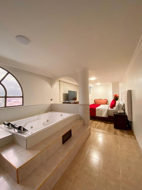 Postel nebo postele na pokoji v ubytování Hotel Fontibon
