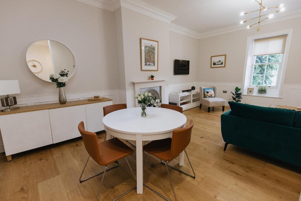 Posezení v ubytování SWALEDALE, OLD SCHOOL ROOMS - Luxury Apartment in Richmond, North Yorkshire