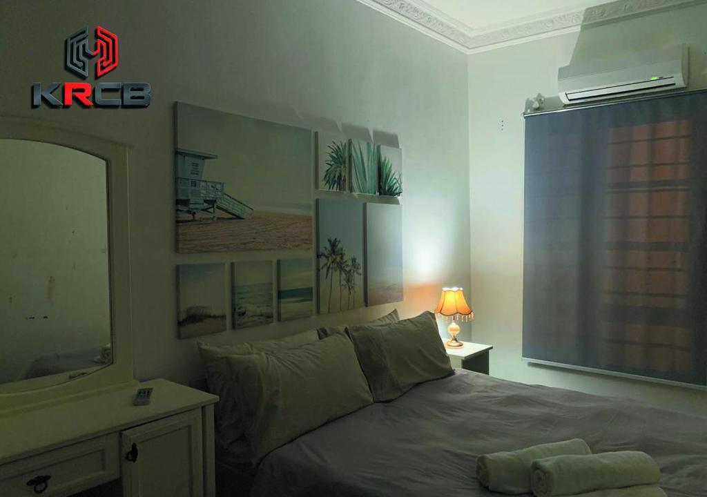 Кровать или кровати в номере KRCB Corner Lot Holiday Home Kajang