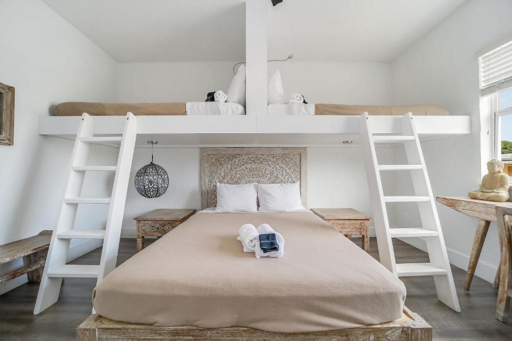 Postel nebo postele na pokoji v ubytování Treehouse Hotel