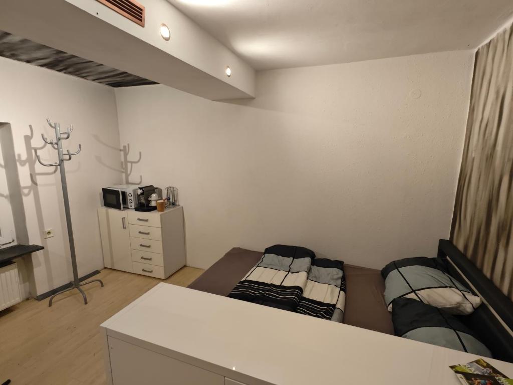 Cette chambre comprend 2 lits et un comptoir. dans l'établissement Appartment Mühlberg Obermühle, à Kirchensittenbach