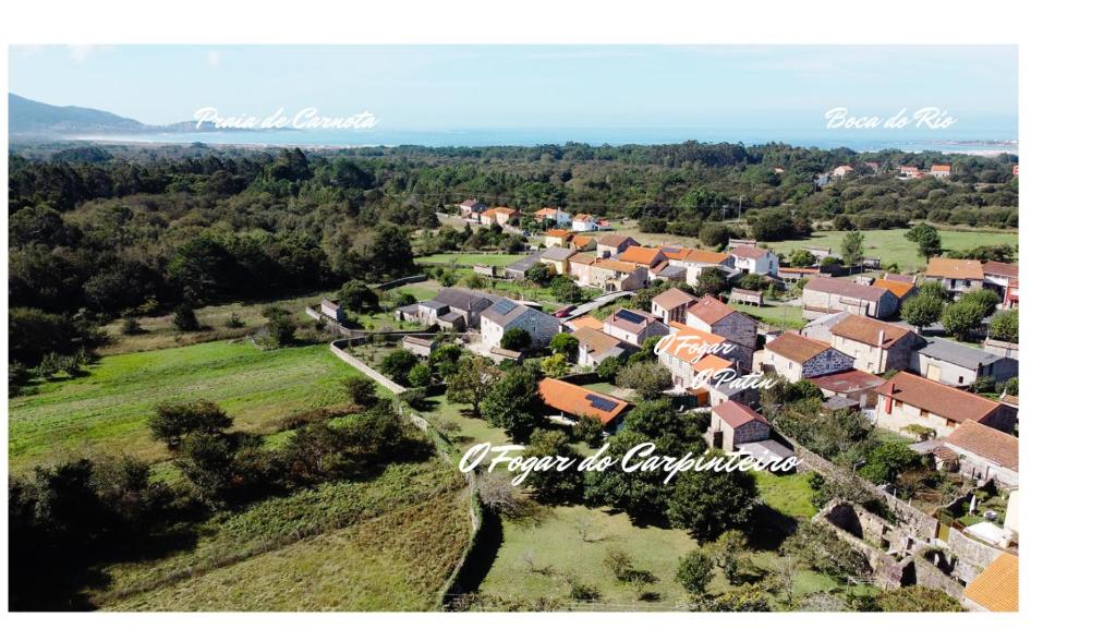 - une vue aérienne sur un petit village avec des maisons dans l'établissement O Fogar do Carpinteiro, à Carnota