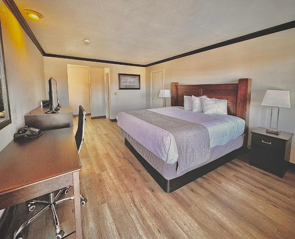 Postel nebo postele na pokoji v ubytování Discovery Inn