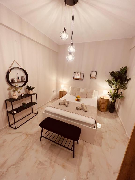 1 dormitorio blanco con 1 cama grande y espejo en Cactus Luxury suite2, en Atenas