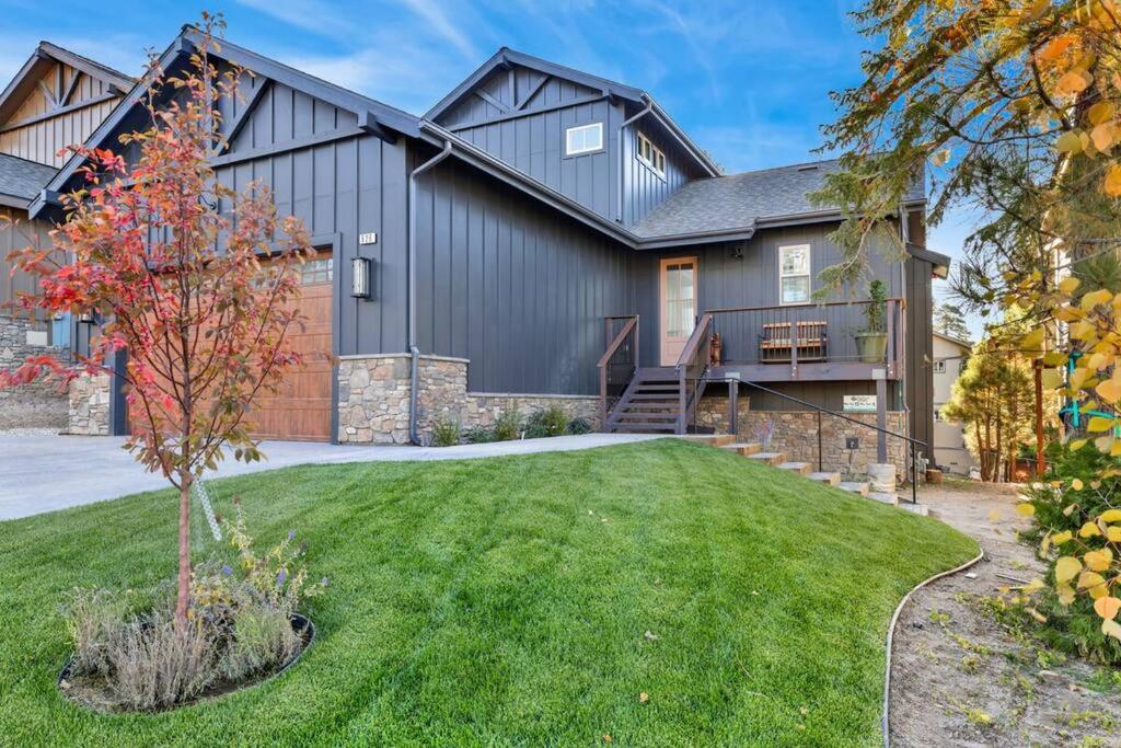 una casa con techo negro en Pine Meadow Village Castle~ Incredible Chalet Home, en Big Bear Lake