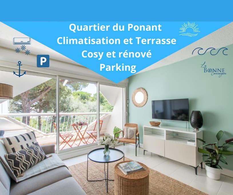 un salon avec un canapé et une télévision dans l'établissement Au fil de l'eau * studio canapé lit confortable * clim réversible * cosy * Élégant, à La Grande Motte