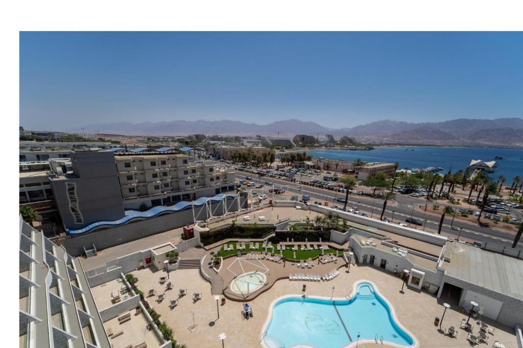 einen Luftblick auf ein Resort mit einem Pool in der Unterkunft Sea Side Eilat Vacation Apartment in Eilat