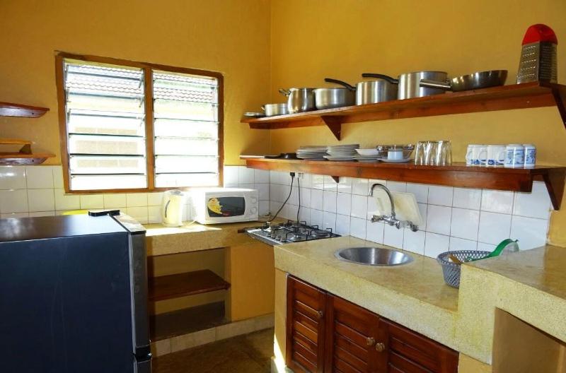 Η κουζίνα ή μικρή κουζίνα στο Muthaiga villas diani