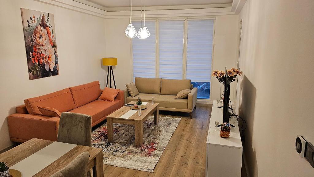ein Wohnzimmer mit 2 Sofas und einem Tisch in der Unterkunft Cevahir Luxury Apartments in Skopje