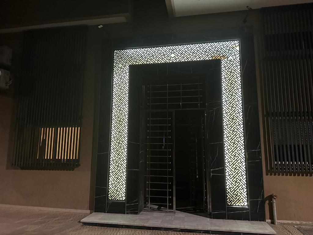 una porta nera con un reticolo sopra di House of Jade Marrakech a Marrakech