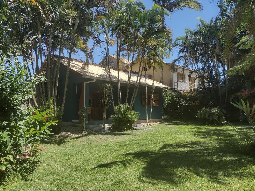 Taman di luar Casa em meio a natureza e próxima a praia