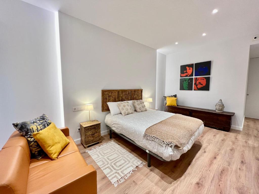a bedroom with a bed and a couch at ESPOLON LUXURY 10 in Logroño