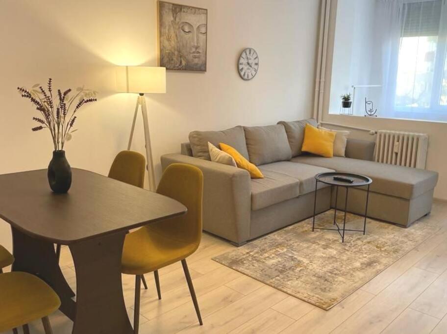 布加勒斯特的住宿－Apartament Bucuresti Bucharest，客厅配有沙发和桌子