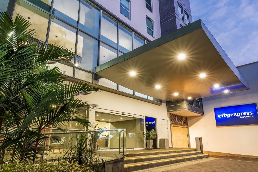 Lobi ili recepcija u objektu City Express Plus by Marriott Cali Colombia