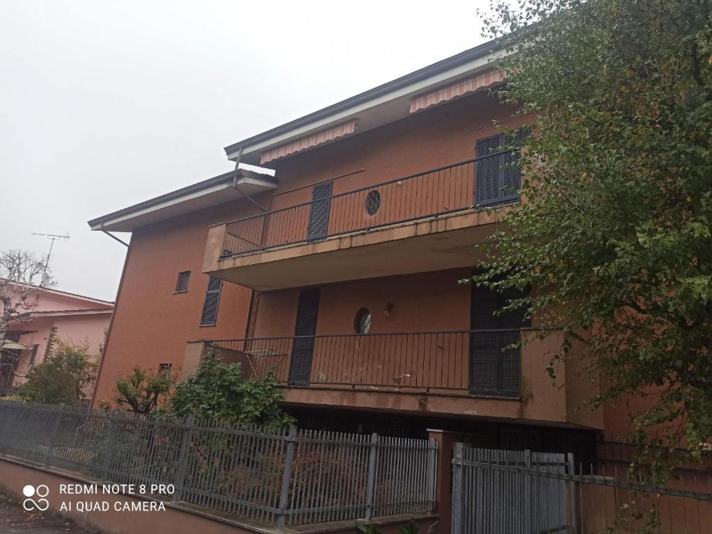 um edifício com uma varanda ao lado em Appartamento Bersani em CastellʼArquato