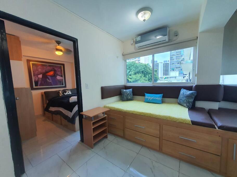 Χώρος καθιστικού στο R.8-8 Lindo estudio ejecutivo en área turística.