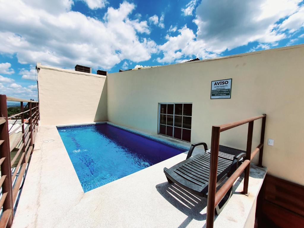 una piscina en la azotea de un edificio en SAN BENITO FLATS WIFI 50MG - 4 HUESPEDES - PARQUEOS en San Salvador