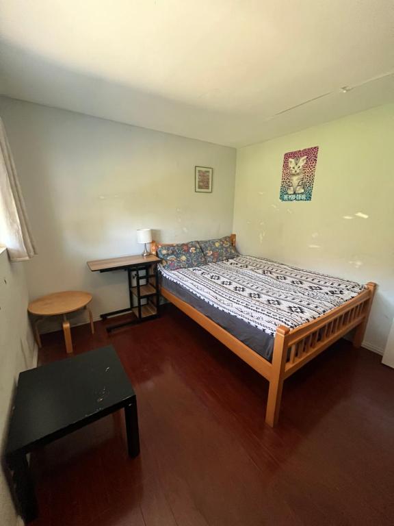 niewielka sypialnia z łóżkiem i stołem w obiekcie Great Value Peaceful Room in LA w mieście Hacienda Heights