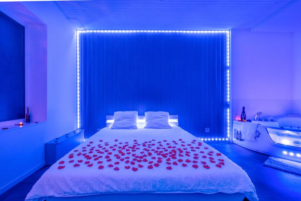 ein Schlafzimmer mit einem Bett mit roten Rosen darauf in der Unterkunft Suite Romantique in Sault-de-Vaucluse