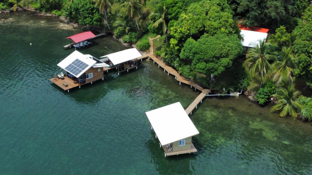 una vista aérea de una casa en el agua en Ponci’s Gate to Gaia Holistic Center en Bocas Town