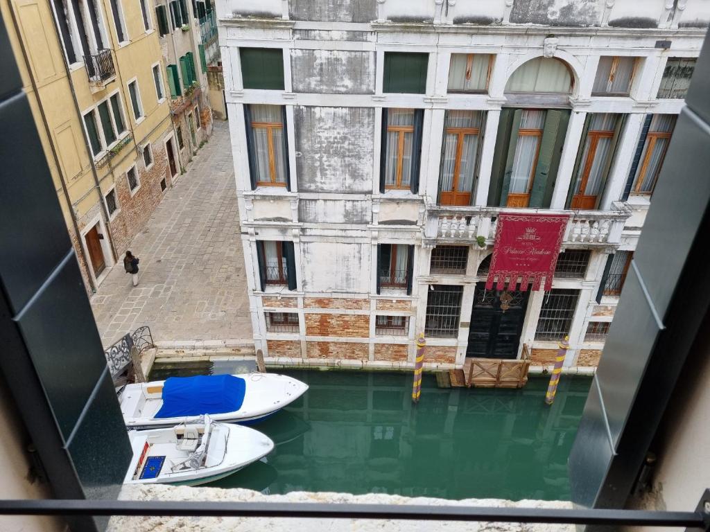 Fotografia z galérie ubytovania Ca' Cappello Venice Apartment 2 with Canal View v Benátkach