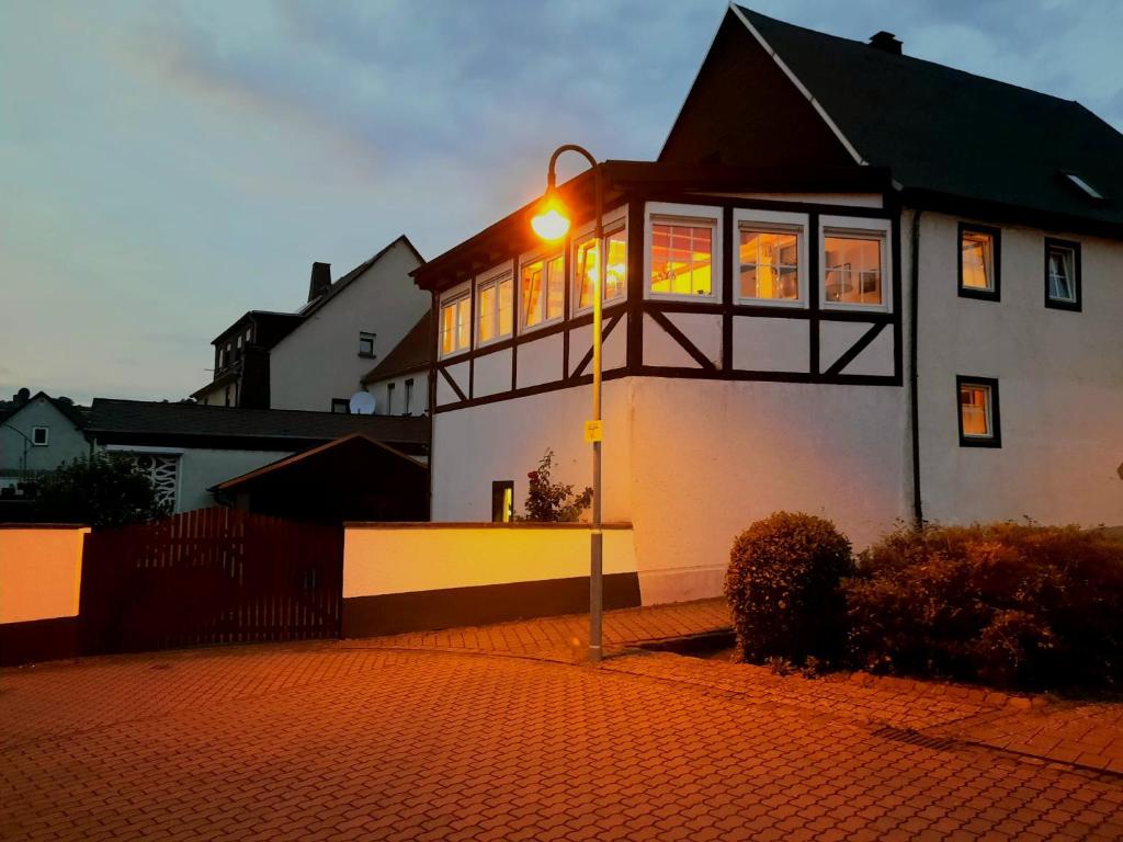 una casa con una luz de la calle delante de ella en Rheinglück, en Kamp-Bornhofen