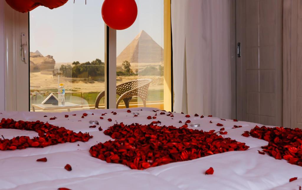 Postel nebo postele na pokoji v ubytování Pyramids Land Hotel