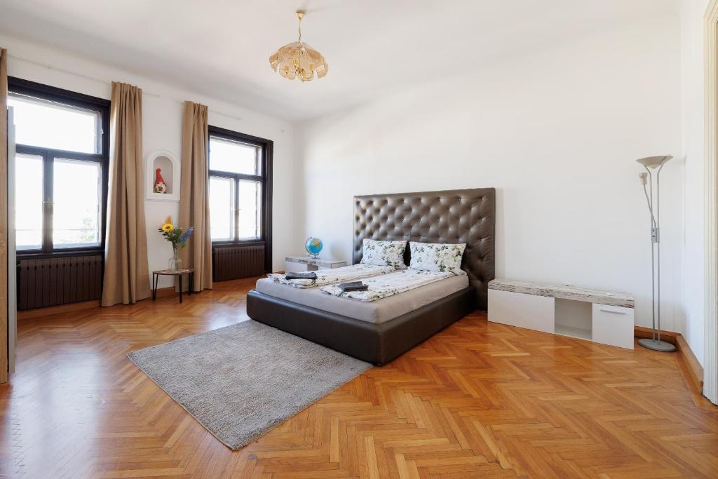sala de estar amplia con sofá y mesa en Central apartment - private sauna en Viena